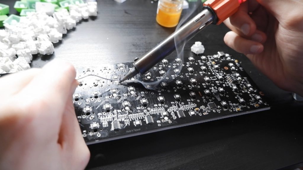 Soldando switches a teclado mecánico