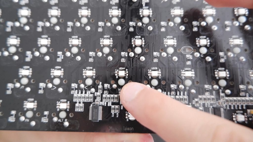Partes de la PCB de un teclado mecánico