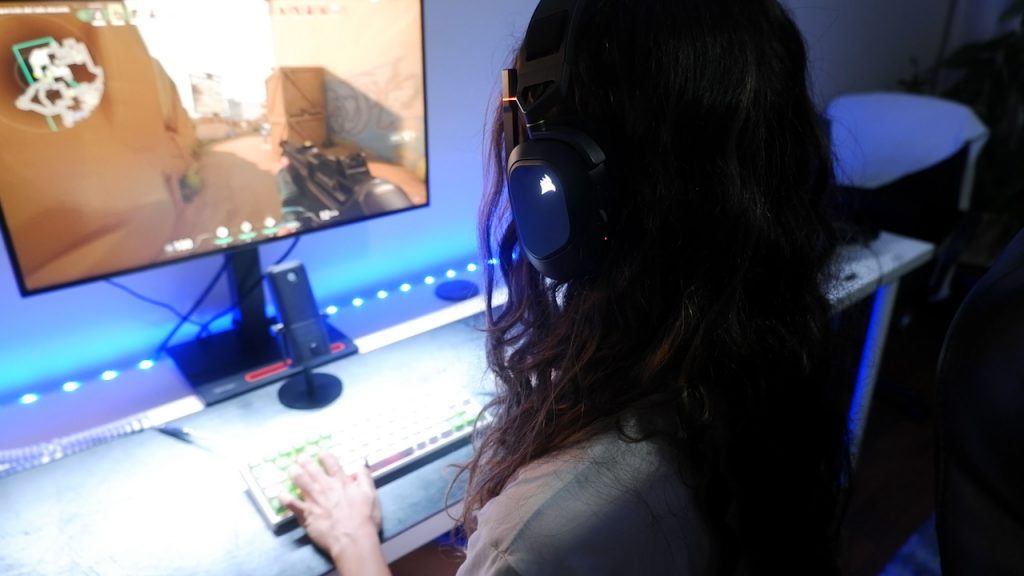 Mujer jugando con los HS80