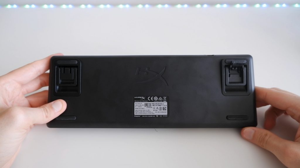 Parte de atrás del HyperX Alloy Origins 60
