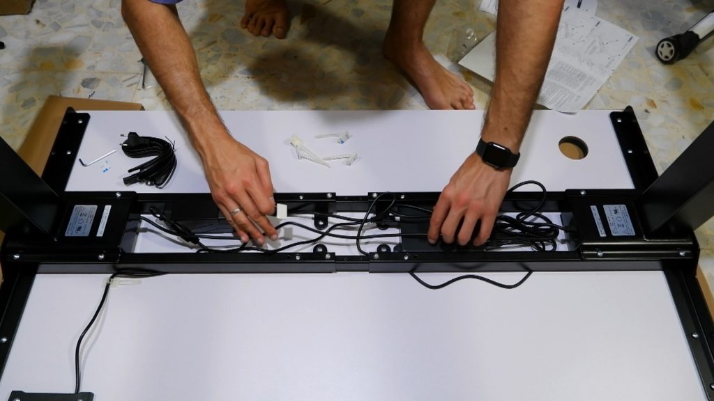 Organizando la parte de abajo de una mesa eléctrica