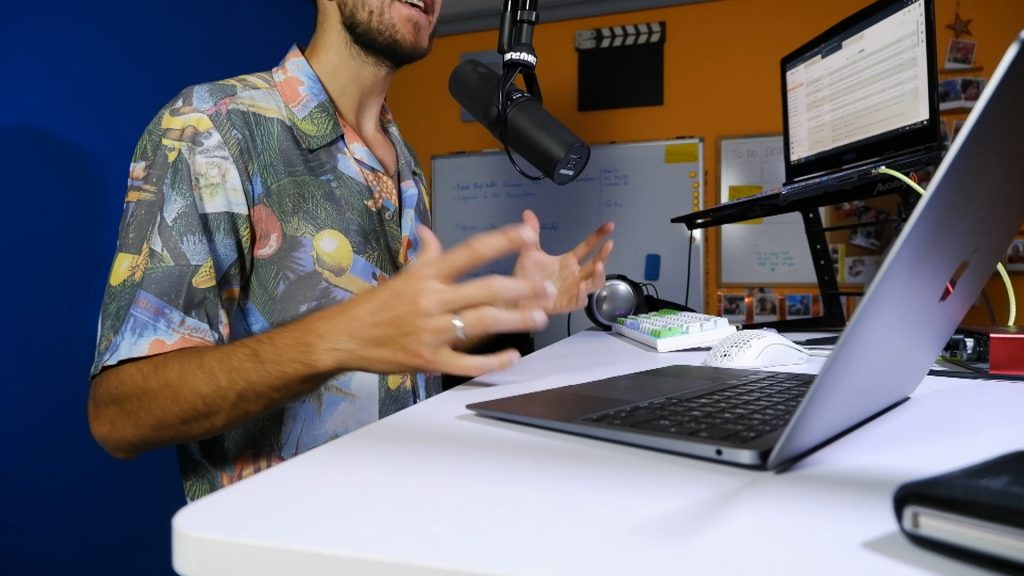 Trabajando desde casa con mesas eléctricas elevables de pie