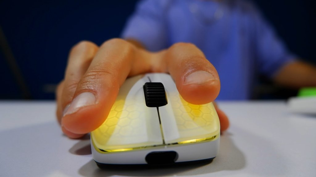 Roccat Kone Pro Air iluminado en amarillo