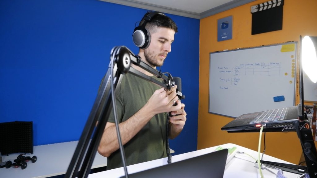 Yo usando el Shure SM7B con el brazo Rode PSA1