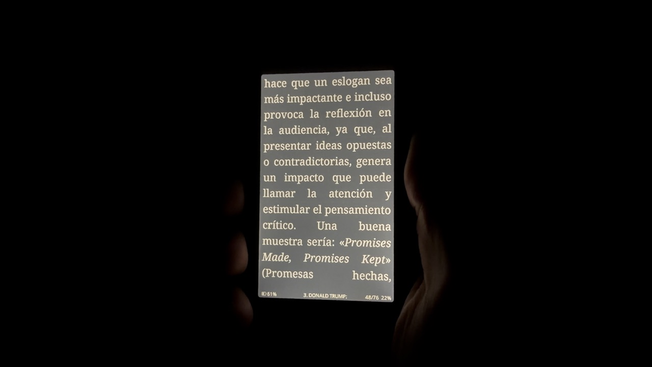 Modo oscuro del Xteink X4 Pro con letras blancas sobre fondo negro